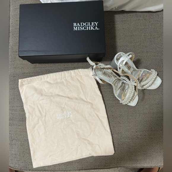 Badgley Mischka Women's Feisty Pearl Detail Block Heel Evening Sandals Size 6 - Picture 9 of 9